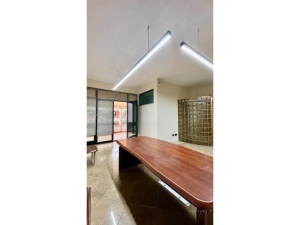 Tirane, jepet me qera zyre Kati 3, 200 m² 3.500 € (Prane Kryeministrise)