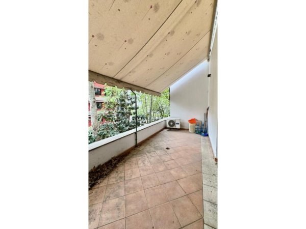 Tirane, jepet me qera zyre Kati 3, 200 m² 3.500 € (Prane Kryeministrise)