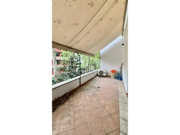 Tirane, jepet me qera zyre Kati 3, 200 m² 3.500 € (Prane Kryeministrise)