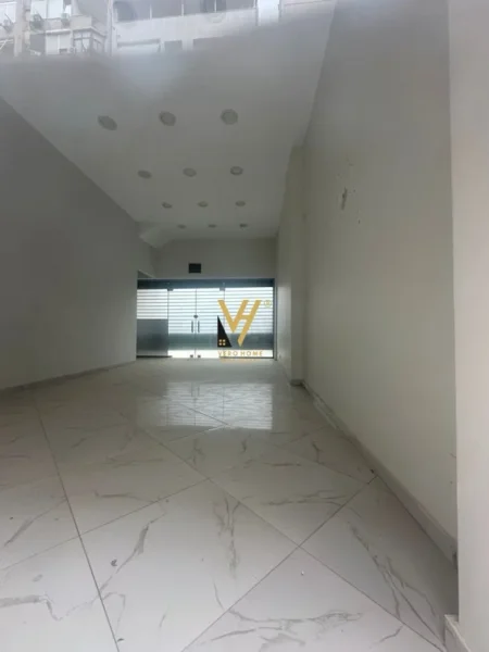 Tirane, jepet me qera ambjent biznesi Kati 0, 60 m² 900 € (NISHARAKU)