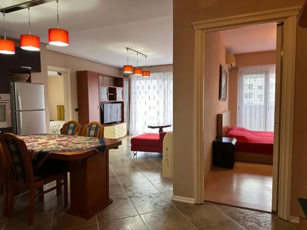 Tirane, jepet me qera apartament 2+1+Ballkon Kati 2, 82 m² 650 € (pranë Kopshtit Botanik)