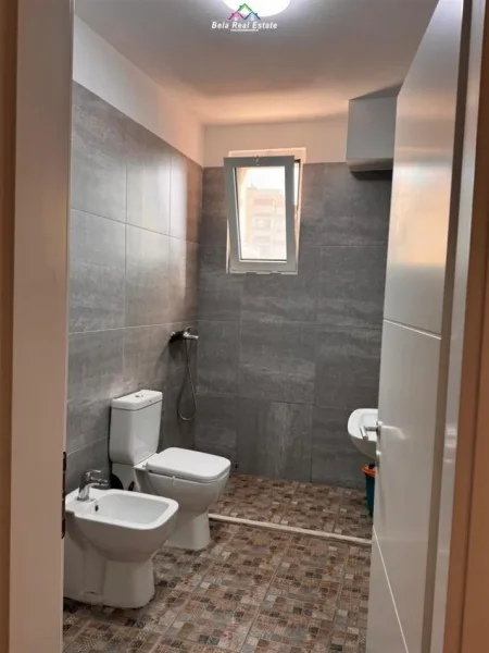 Tirane, jepet me qera zyre Kati 4, 58 m² 750 € (rruga e elbasanit)
