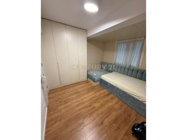 Tirane, jepet me qera apartament 2+1 Kati 8, 108 m² 950 € (Kompleksi Star, 21 Dhjetori)