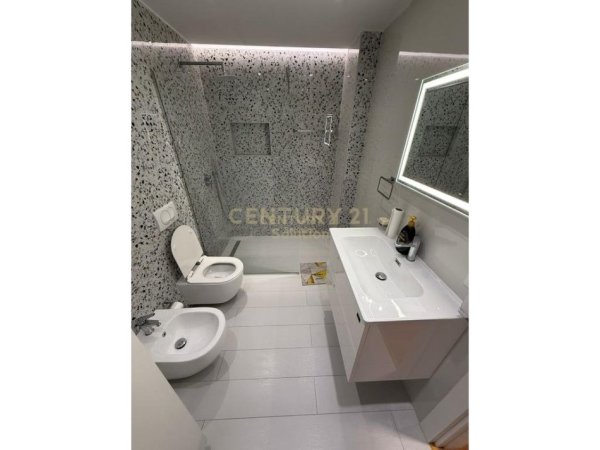 Tirane, jepet me qera apartament 2+1 Kati 8, 108 m² 950 € (Kompleksi Star, 21 Dhjetori)