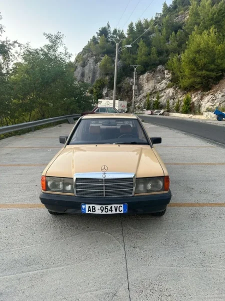 Kruje, shitet makine Mercedez Benz 190 Nafte, e verdhë manuale Klima 380.000 km 2300€