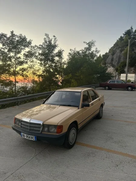 Kruje, shitet makine Mercedez Benz 190 Nafte, e verdhë manuale Klima 380.000 km 2300€