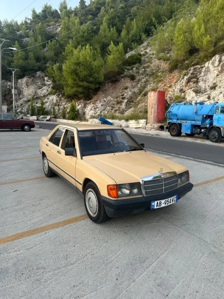 Kruje, shitet makine Mercedez Benz 190 Nafte, e verdhë manuale Klima 380.000 km 2300€