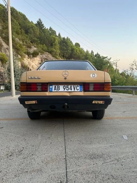 Kruje, shitet makine Mercedez Benz 190 Nafte, e verdhë manuale Klima 380.000 km 2300€