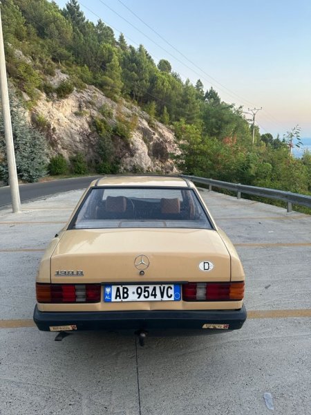 Kruje, shitet makine Mercedez Benz 190 Nafte, e verdhë manuale Klima 380.000 km 2300€