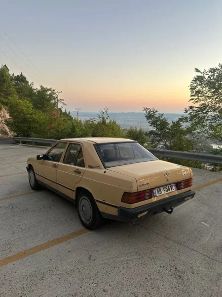 Kruje, shitet makine Mercedez Benz 190 Nafte, e verdhë manuale Klima 380.000 km 2300€