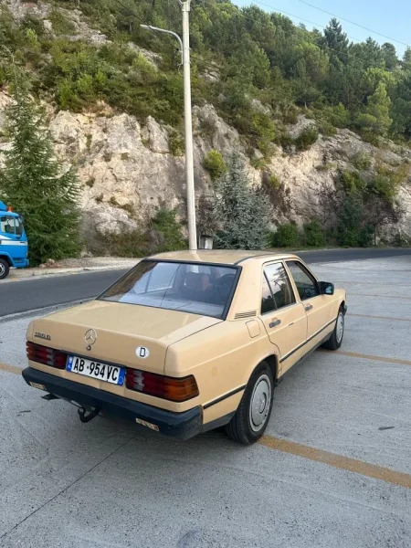 Kruje, shitet makine Mercedez Benz 190 Nafte, e verdhë manuale Klima 380.000 km 2300€