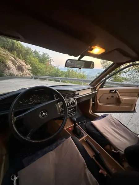Kruje, shitet makine Mercedez Benz 190 Nafte, e verdhë manuale Klima 380.000 km 2300€