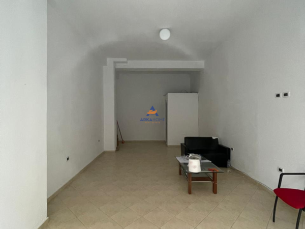 Tirane, shitet dyqan Kati 0, 30 m² 85.000 € (MARKET DIAMBE, UNAZA E RE)
