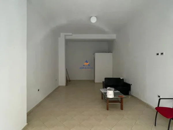 Tirane, shitet dyqan Kati 0, 30 m² 85.000 € (MARKET DIAMBE, UNAZA E RE)