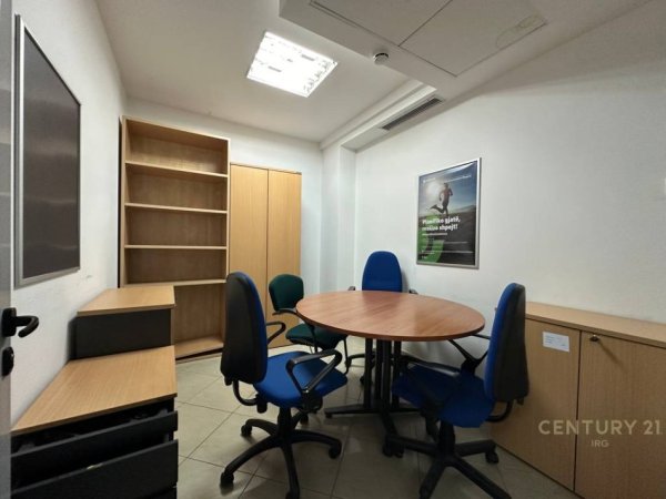 Tirane, jepet me qera ambjent biznesi Kati 10, 456 m² 9.120 € (Kullat Binjake)