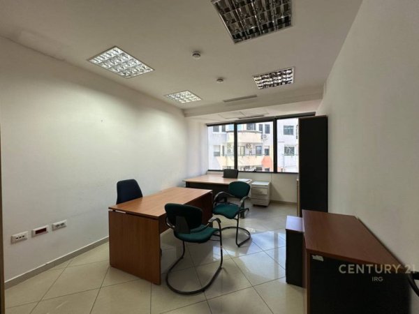 Tirane, jepet me qera ambjent biznesi Kati 10, 456 m² 9.120 € (Kullat Binjake)