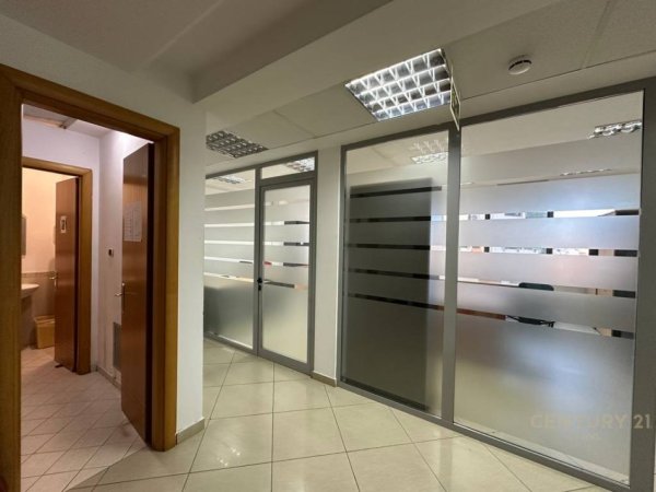 Tirane, jepet me qera ambjent biznesi Kati 10, 456 m² 9.120 € (Kullat Binjake)