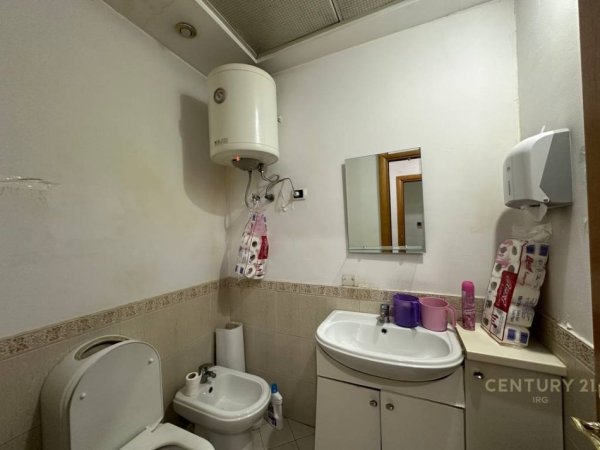 Tirane, jepet me qera ambjent biznesi Kati 10, 456 m² 9.120 € (Kullat Binjake)