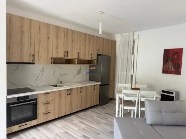 Tirane, shitet apartament 1+1+Ballkon Kati 2, 82 m² 97.000 € (NE FRESK, PRANE SHKOLLES BRITISH SCHOOL OF TIRANA)