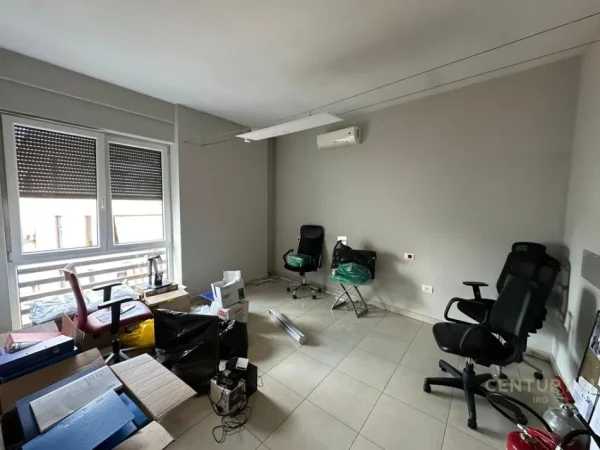 Tirane, jepet me qera ambjent biznesi Kati 5, 126 m² 1500€ (Rruga e Bogdaneve)