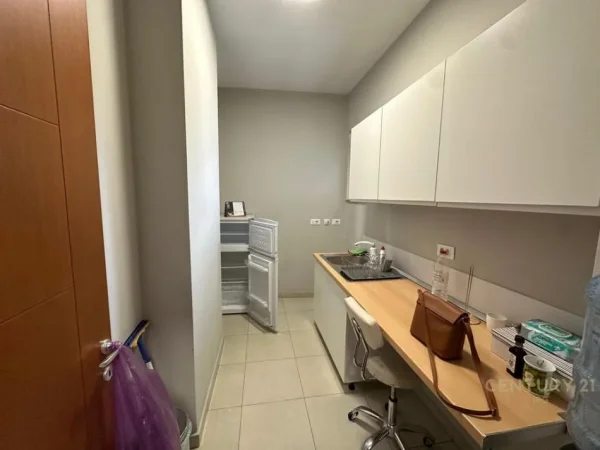 Tirane, jepet me qera ambjent biznesi Kati 5, 126 m² 1500€ (Rruga e Bogdaneve)