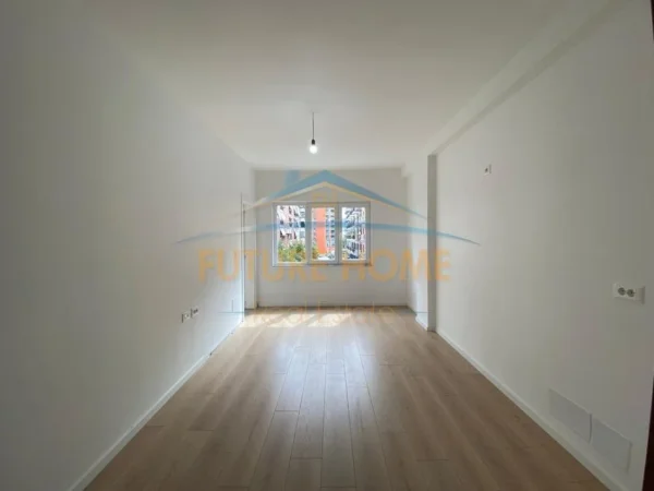 SHITET APARTAMENT 1+1 TEK MARGARITA TUTULANI, PRANE RRUGES KOSOVAREVE