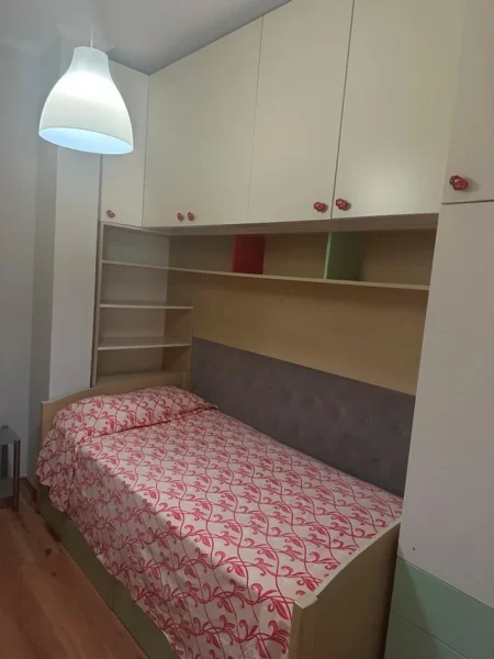 Tirane, jepet me qera apartament 2+1+Aneks+Ballkon Kati 3, 80 m² 700 € (Rruga Kosovareve)