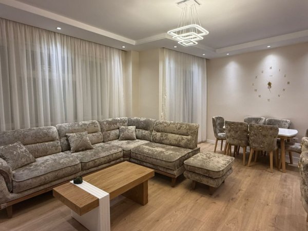Tirane, jepet me qera apartament 2+1+Ballkon Kati 4, 120 m² 800 € (RRUGA ULLISHTES)