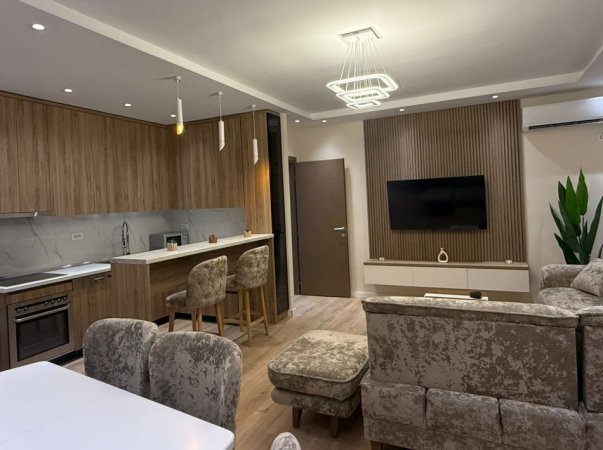 Tirane, jepet me qera apartament 2+1+Ballkon Kati 4, 120 m² 800 € (RRUGA ULLISHTES)