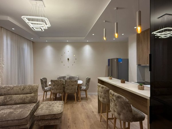 Tirane, jepet me qera apartament 2+1+Ballkon Kati 4, 120 m² 800 € (RRUGA ULLISHTES)
