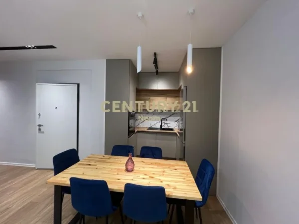 Tirane, jepet me qera apartament 2+1 Kati 3, 85 m² 900 € (Liqeni i thate)