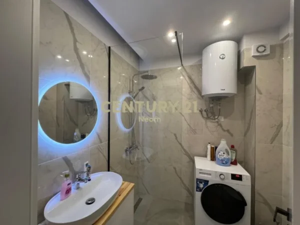 Tirane, jepet me qera apartament 2+1 Kati 3, 85 m² 900 € (Liqeni i thate)