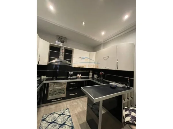 Tirane, jepet me qera apartament 3+1+Ballkon Kati 5, 139 m² 1.300 € (Bulevardi Gjergj Fishta)