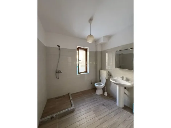 Tirane, shes apartament 1+1 Kati 2, 71 m² 109.000 € (Laprake)