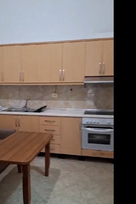 Tirane, jepet me qera Vile 1+1 Kati 1, 60 m² (6 min posht Burgut 313,Stacioni Trenit)