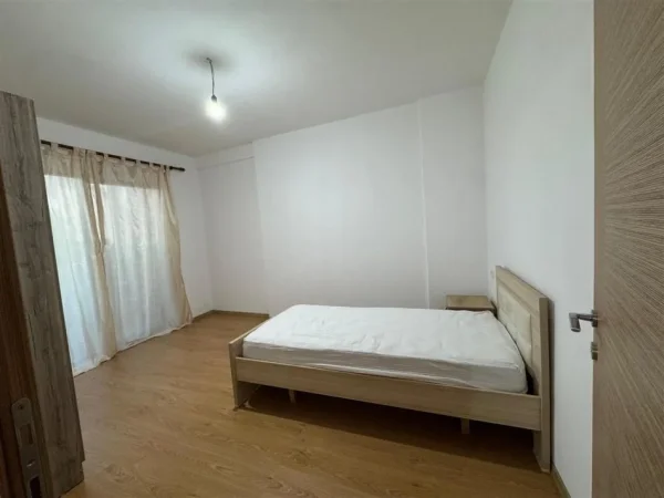 Tirane, jepet me qera apartament 3+1+Ballkon Kati 3, 133 m² 450 € (RRUGA 5 MAJI)