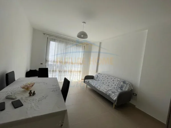 Tirane, jepet me qera apartament 1+1+Ballkon Kati 3, 55 m² 600 € (Liqeni i Thate)
