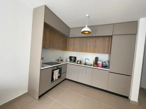 Tirane, jepet me qera apartament 1+1+Ballkon Kati 3, 55 m² 600 € (Liqeni i Thate)