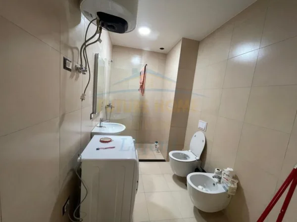 Tirane, jepet me qera apartament 1+1+Ballkon Kati 3, 55 m² 600 € (Liqeni i Thate)