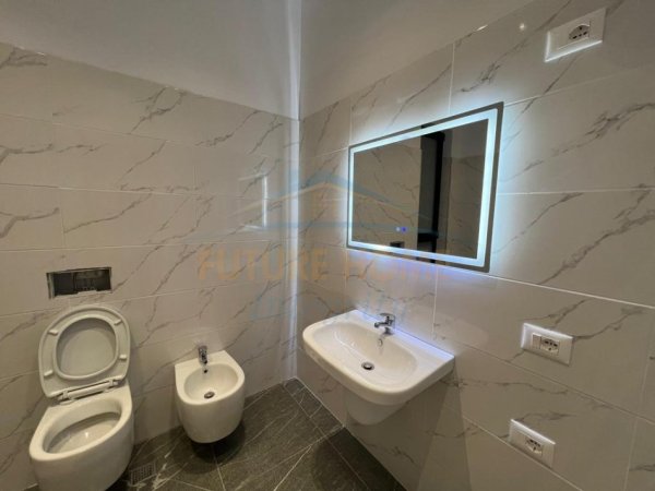 Tirane, jepet me qera apartament 1+1+Ballkon Kati 6, 79 m² 600 € (Vasil Shanto)