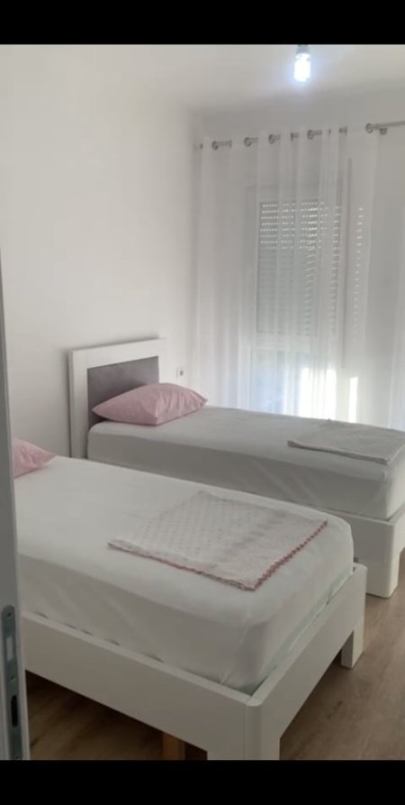 Tirane, jepet me qera apartament 2+1+Ballkon Kati 3, 95 m² 500 € (Univers City 2+1+post parkimi I sapomobiluar)