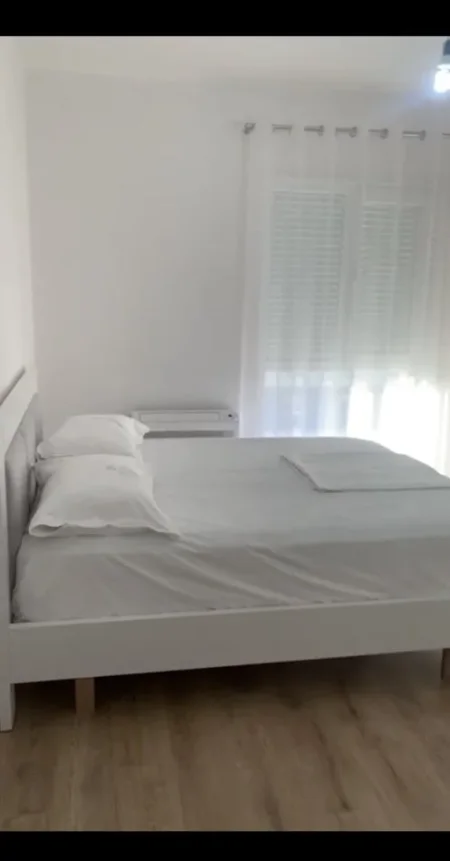 Tirane, jepet me qera apartament 2+1+Ballkon Kati 3, 95 m² 500 € (Univers City 2+1+post parkimi I sapomobiluar)