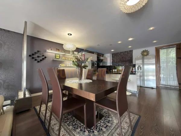 Tirane, jepet me qera Vile , 307 m² 3.500 € (Kodra e diellit)