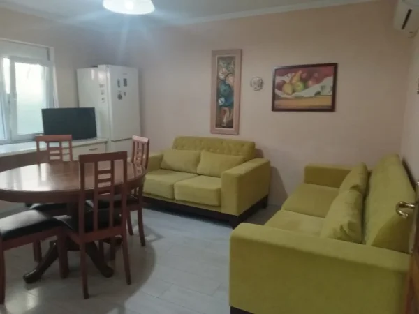 Tirane, jepet me qera apartament 1+1+Ballkon Kati 1, 80 m² 550 € (MYSLYM SHYRI)
