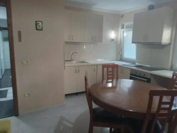Tirane, jepet me qera apartament 1+1+Ballkon Kati 1, 80 m² 550 € (MYSLYM SHYRI)