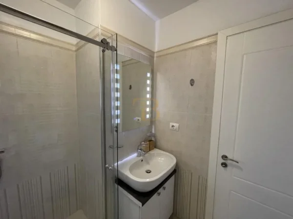 Tirane, jepet me qera apartament 2+1 Kati 3, 90 m² 700 € 