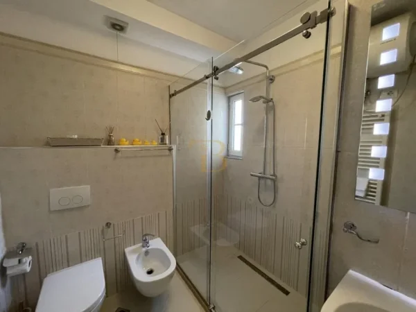 Tirane, jepet me qera apartament 2+1 Kati 3, 90 m² 700 € 