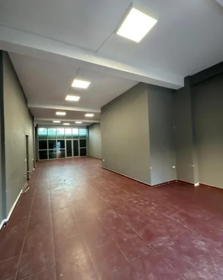 Tirane, jepet me qera dyqan Kati 0, 105 m² 700 € 