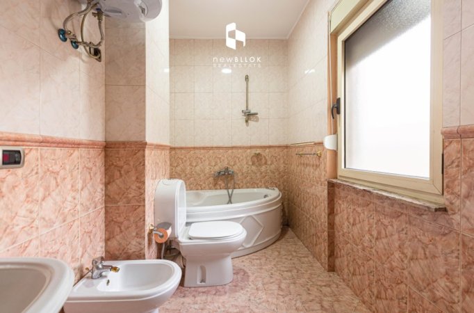 Apartament unik në vendodhje unike me super Pamje 3+1+2wc + Kuzhinë më vete Lavanteri + 2Ballkone 295.000 Eu Qendër / St Trenit Bulevardi Zogu 1 (146m2)🔥