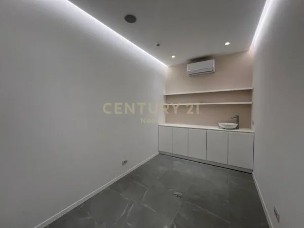 Tirane, shitet Kati 2, 133 m² (Ish Stacioni i Trenit)